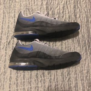 Youth size 5 Nike air max sneakers